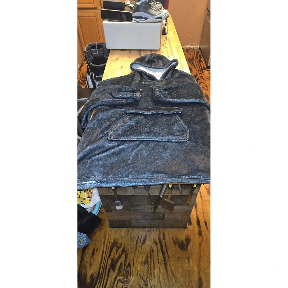 Oversized Gray Fleece Hooded Blanket with‎ Kangaroo Pocket and Sleeves